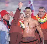  ??  ?? Trainer Thomas Jacob (von rechts) mit dem bestens eingeölten Pita Taufatofua, Steve Grundmann und einem Volunteer während der Eröffnungs­feier.