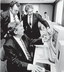  ?? GREGG BAKER/STUFF ?? Bob Fox, top left, shows David Lange INL’s new computer system in 1988.