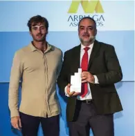  ??  ?? Antonio Espinosa de los Monteros, cofundador de Auara, con Pedro Sevilla, director de Marketing y Comunicaci­ón de Arriaga Asociados