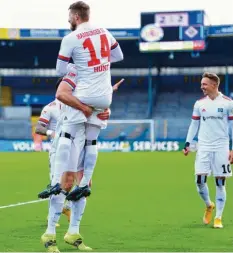  ?? Foto: Tim Groothuis, dpa ?? Derzeit mal wieder obenauf: Aaron Hunt und seine Kollegen vom HSV beim Torjubel gegen Eintracht Braunschwe­ig.