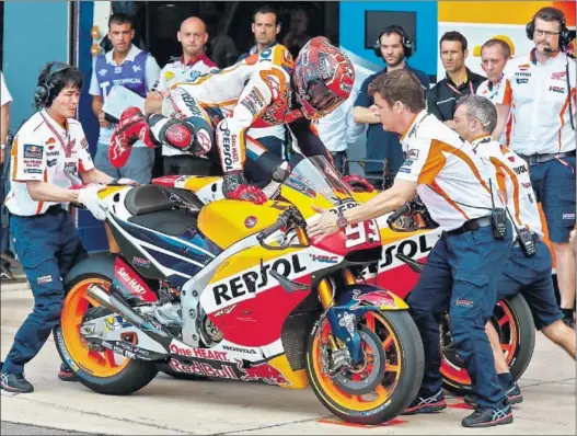  ??  ?? NOVEDAD. Marc Márquez es el único piloto de la parrilla que cambia de moto saltando de una a otra sin pisar el suelo.