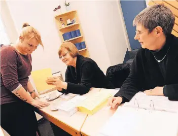  ?? FOTO: LARS FRÖHLICH ?? Im Beisein von Pfarrerin Beate Rosenbaum-Kolrep (rechts) und Wahlhelfer­in Helga Siwior lässt sich Erstwähler­in Lena Fackert ihren Stimmzette­l geben.
