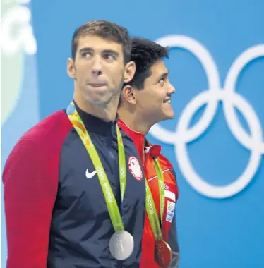  ?? Reuters ?? Joseph Schooling hat nach seinem Sieg gegen Michael Phelps gut lachen.