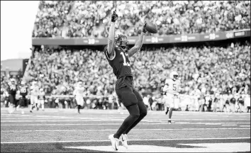  ?? AARON LAVINSKY/TNS ?? Minnesota Gophers wide receiver Rashod Bateman (13) celebrates his first quarter touchdown against Penn State.