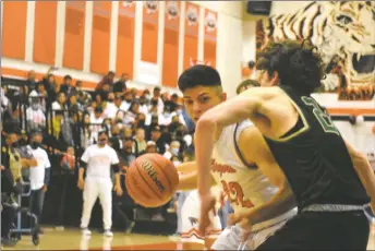  ?? JEANS PINEDA/Taos News ?? Anthony Padilla takes on Tyler Gilmore on the right block on Saturday (March 5).