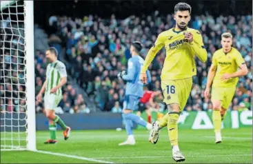  ?? ?? Álex Baena celebra su tanto ante el Betis en el Benito Villamarín.