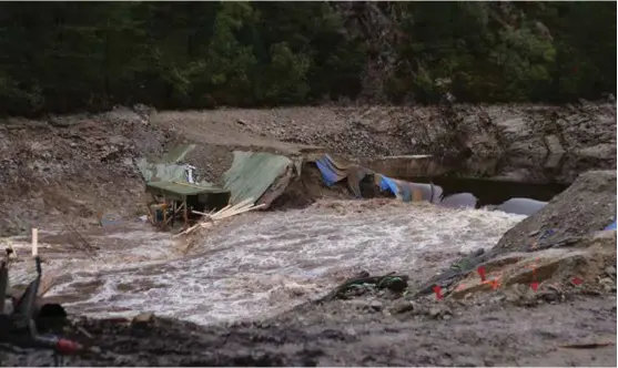  ?? ARKIVFOTO: NIKITA SOLENOV ?? STORE VANNMENGDE­R: Vannet flommet nedover i retning Eidsvåg da demningen brast i fjor høst.
