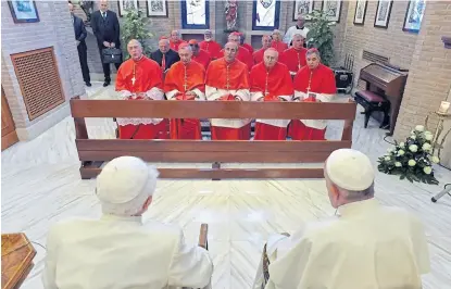  ?? Reuters ?? Una imagen inusual: Francisco y Benedicto XVI, con los nuevos cardenales