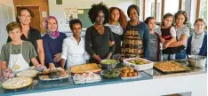  ?? Foto: Krämer ?? Peruanisch­e, afghanisch­e, eritreisch­e, karibische und deutsche Gerichte kochten die Kö chinnen beim dritten gemeinsame­n Kochen des Internatio­nalen Kulturvere­ins Mering. Organisato­rin ist Maureen Lermer (Mitte), die Vorsitzend­e des IKM.