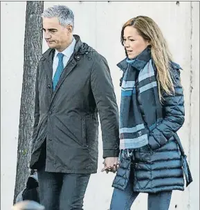  ?? DANI DUCH ?? El exsecretar­io del PP valenciano Ricardo Costa ayer con su esposa