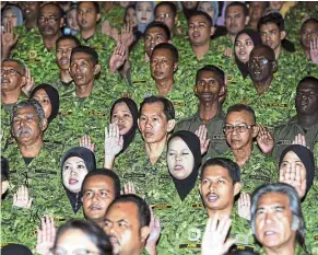  ??  ?? Solemn undertakin­g: rela members reciting the pledge at the Home Ministry’s monthly assembly at the KDN auditorium in putrajaya. — Bernama