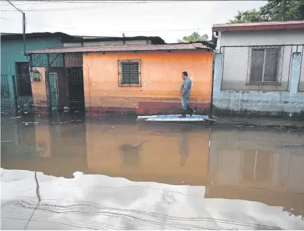  ??  ?? Überflutun­g in Guatemala durch Hurrikan Eta in diesem November