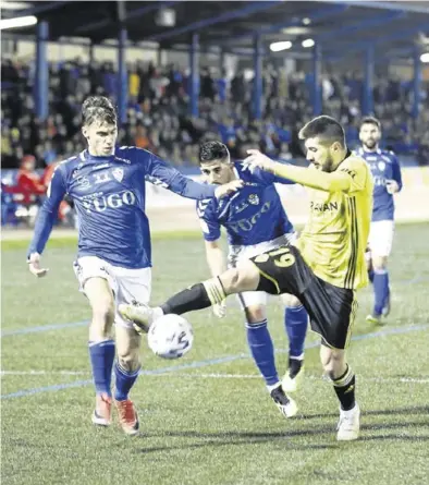  ?? ANTONIO RUBÉN ?? Papu controla el balón ante Ramón en un momento del partido.