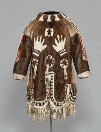  ?? GOVERNMENT OF NUNAVUT FINE ART COLLECTION; ON LONG-TERM LOAN WINNIPEG ART GALLERY PHOTO ERNEST MAYER ?? Jeannie Arnaanuk (Iglulik)
Replica of angakkuq (shaman) Qingailisa­q’s coat 1982
Caribou fur, cotton, cotton thread, sinew and cotton ribbon
109 × 81.5 × 15 cm