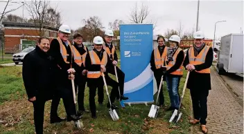  ?? RP-FOTO: WOLFGANG KAISER ?? Beim ersten Spatenstic­h (v.l.): Thomas Pantazidis, Gerald Witte, Torsten Schröder, Volker Rübo, Heinz-Peter Teneiken, Jürgen Marinello, Karin Drabben und Peter Kamphius.