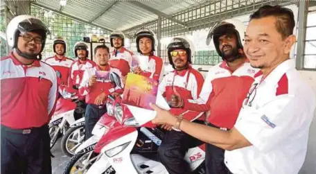  ?? PIX BY AHMAD ISMAIL ?? Pos Malaysia Labis branch manager Mohd Fuad Juahir (right) with his team of postmen, who are all set to deliver Hari Raya greeting cards.