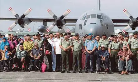  ?? BERNAMA PIC ?? Armed Forces chief General Tan Sri Zulkifli Zainal Abidin (centre) with permanentl­y disabled soldiers and veterans at the 85th Armed Forces Day celebratio­n at the Subang airbase yesterday.