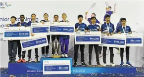  ?? ?? A job well done: The winners of the allianz Junior badminton Championsh­ips posing for a photograph.
