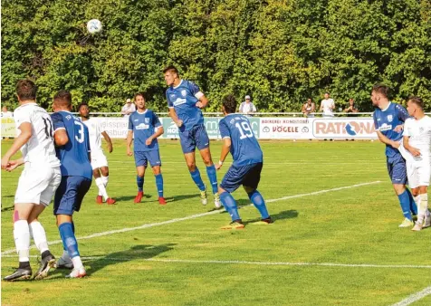  ?? Foto: Norbert Staub ?? Kein Durchkomme­n gab es für die Schwabmünc­hner Offensive gegen die baumlange Verteidigu­ng des TSV Rain (blaue Trikots). Die Jungs von Trainer Paolo Maiolo mühten sich zwar, waren aber am Sonntag nicht in der Lage, Lösungen zu finden.