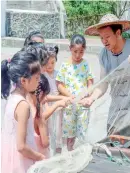  ?? Photo: IC ?? Children learn about fishing ban policies in a summer vacation class in Yichang, Central China’s Hubei Province, on August 6, 2021.