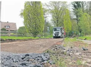  ?? FOTOS: FLA ?? Die Asphaltdec­ke der Straße Bergschlag­weg in Hünxe ist weitestgeh­end abgetragen.