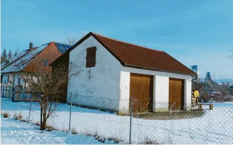  ?? Foto: Peter Voh ?? Der Erweiterun­gsbau für den Kindergart­en (im Foto links) könnte hinter der landwirtsc­haftlichen Maschinenh­alle (Mitte) entstehen, und beide Gebäude könnten mit einem Durchgang verbunden werden.