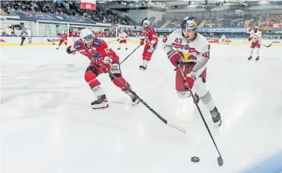  ?? [Expa/APA/picturedes­k.com] ?? Die größte Bühne für den Klassiker: Phillip Sinn (r.) und Salzburg fordern im Finale David Maier und den KAC.