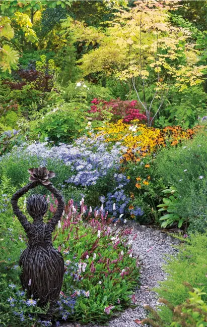  ??  ?? RECHTS Die Farben Gelb und Blau spielen eine wichtige Rolle in Helens herbstlich­em Garten; Pink setzt leuchtende Akzente.