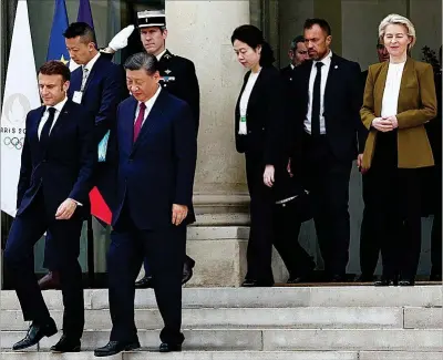  ?? REUTERS ?? Ursula von der Leyen acompaña a los presidente­s Emmanuel Macron y Xi Jinping en París.