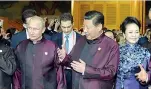  ??  ?? Diplomazia Xi tra il presidente russo Putin e la moglie Peng Liyuan: ormai è un leader globale