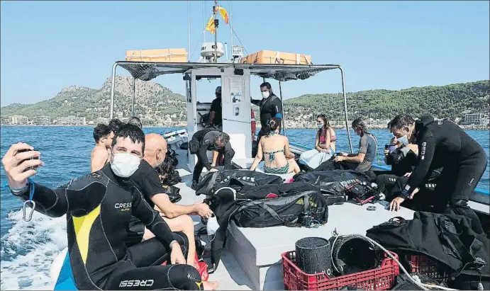  ?? PERE DURAN / NORD MEDIA ?? Amb la mascareta a bord. Un grup de submarinis­tes dijous dirigint-se a port després d’haver fet una immersió a les illes Medes