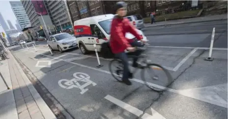  ?? BERNARD WEIL/TORONTO STAR ?? Survey results show that 64 per cent of local residents and businesses believe the new bike lanes make Bloor St. safer.