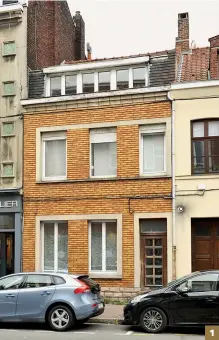  ??  ?? 1. La maison d’Anne et Samuel ne change pas d’aspect à l’extérieur. Ses menuiserie­s sont récentes et la toiture était en bon état.2.L’entrée tout en longueur est typique d’une maison de ville des années 1930.