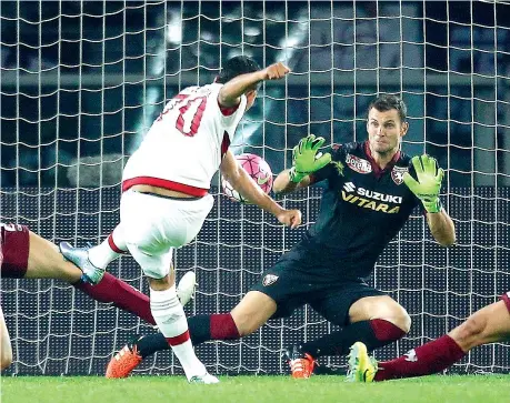  ??  ?? Poker Carlos Arturo Bacca Ahumada, 29 anni, colombiano, segna al portiere del Torino Padelli il suo quarto gol in campionato. L’attaccante è alla sua prima stagione con la maglia del Milan. In precedenza ha giocato con Barranquil­la, Minerven, Junior,...