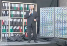  ??  ?? Benjamin Netanyahu presenta material de plan nuclear iraní.
