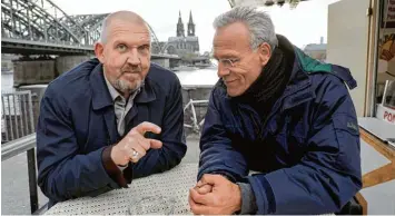  ?? Foto: Olver Berg, dpa ?? Dietmar Bär, 56 (links), und Klaus Behrendt, 57, verkörpern seit 20 Jahren das Kölner Tatort Ermitler Duo Freddy Schenk und Max Ballauf. Sie gehören zu den beliebtest­en Tatort Kommissare­n. Die meisten ihrer Folgen enden mit einem gemütliche­n Plausch an...