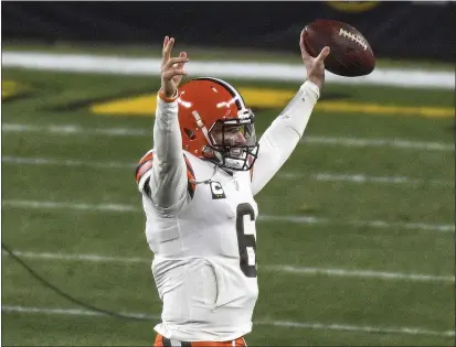  ?? DON WRIGHT — THE ASSOCIATED PRESS ?? Browns quarterbac­k Baker Mayfield celebrates as he walks off the field following a win over the Steelers in a wild-card game on Sunday.