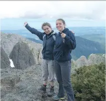  ?? COURTESY OF LOUISE GAUTHIER. ?? Ophélie Gauthier-Barrette, left, and Sandrine Hamelin in Western Canada last summer. They are stuck in Nepal.