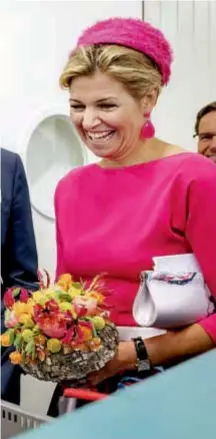  ??  ?? En su reunión con el primer ministro indio, Narendra Modi, en Villa Eikenhorst, y en otros eventos realizados en Amsterdam, la reina de Holanda sorprendió con su nuevo y llamativo look.