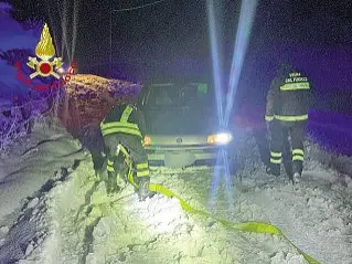  ?? ?? Asiago L’intervento dei vigili del fuoco ieri notte nei pressi del rifugio Granezza