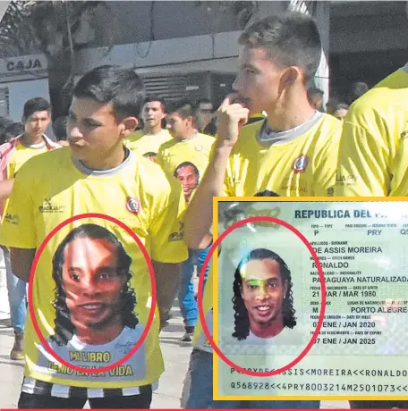  ??  ?? La foto que se utilizó para el pasaporte de contenido falso del astro brasileño es la misma de las remeras y otros materiales promociona­les de la fundación “Fraternida­d Angelical” de Dalia López, quien por ahora no cumplió su promesa de entregarse a la justicia. Anoche fue formalment­e imputada por la fiscalía, por lo que corre el plazo para que sea declarada prófuga. Entretanto, los abogados de Dinho buscarán esta mañana medidas sustitutiv­as para que siga el proceso en libertad.