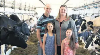  ??  ?? Les propriétai­res de la Ferme Barjo, Dominique Bard et Amélie Tremblay, en compagnie de leurs enfants. Cette entreprise s'est classée première au Canada.