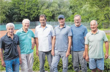  ?? FOTO: TENNISCLUB RIEDLINGEN ?? Die Herren 60 spielen beim TC Riedlingen in der höchsten Spielklass­e (von links): Walter Ganser, Gebhard Sauter, Herbert Weiß, Manfred MüllerKemp­f, Sebastian Mayer und Maximilian Eisenmann.