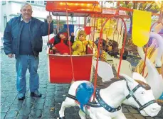  ??  ?? Ein bisschen Nostalgie: Der 61-jährige Karl Wittmann kommt seit 61 Jahren mit seinem Nostalgie-Karussell nach Lindau – schon als Baby war er mit seinen Eltern hier. In der roten Gondel sitzen Jan und Raphael – vor vielen Jahren saß darin mal...