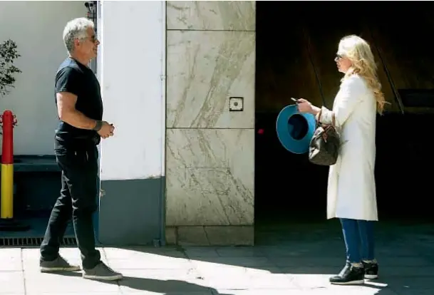  ??  ?? Mientras la ex de Lopérfido asegura que todavía es muy pronto para vivir juntos, él habla por primera vez y se declara muy enamorado de Esmeralda. Están saliendo hace 4 meses pero llevan años de conocerse. El flechazo fue durante un cumpleaños.