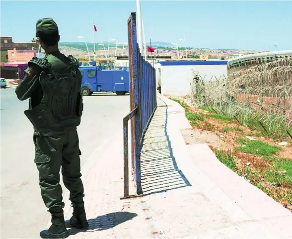  ?? ?? Un policía marroquí vigila la frontera entre España y Marruecos