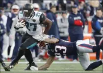  ?? WINSLOW TOWNSON, THE ASSOCIATED PRESS ?? Jacksonvil­le running back Leonard Fournette evades New England Patriots safety Patrick Chung during the first half.