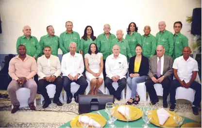  ?? FUENTE EXTERNA ?? Los futuros inmortales junto a los integrante­s del Comité Permanente y Comité de Veteranos del Pabellón de la Fama del Deporte Dominicano durante la recepción ofrecida en el día de ayer.