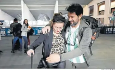  ?? JUAN CARLOS MUÑOZ ?? Manuel Vela abraza a su mujer en la estación de Santa Justa.