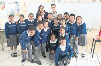  ??  ?? El presidente Enrique Peña Nieto visitó ayer en Acuamanala, Tlaxcala, la escuela primaria Xicohténca­tl, donde grabó aspectos para la difusión de su 5to Informe de Gobierno y convivió con habitantes.